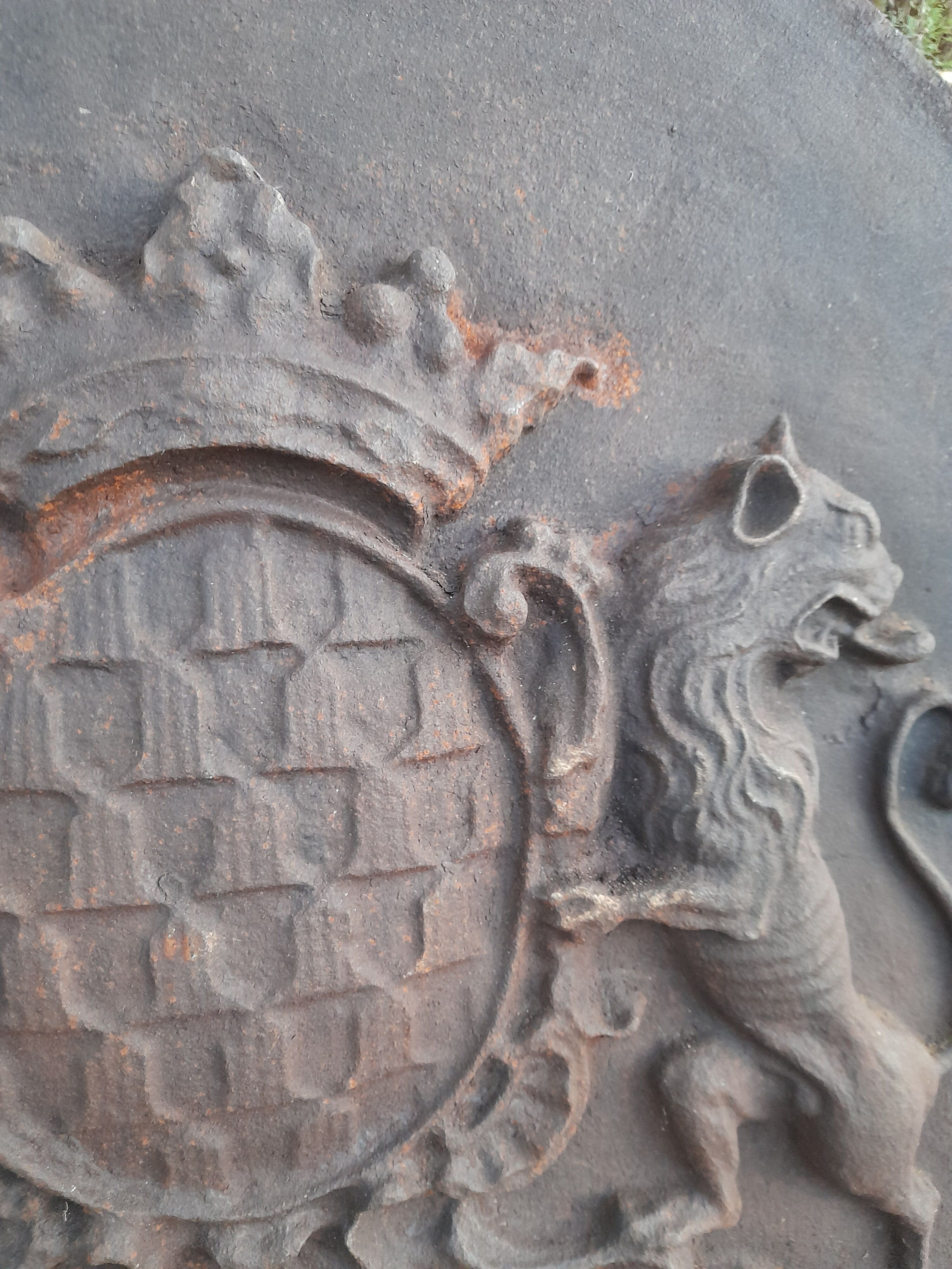 Plaque of chimney in fonte decorations with lions
