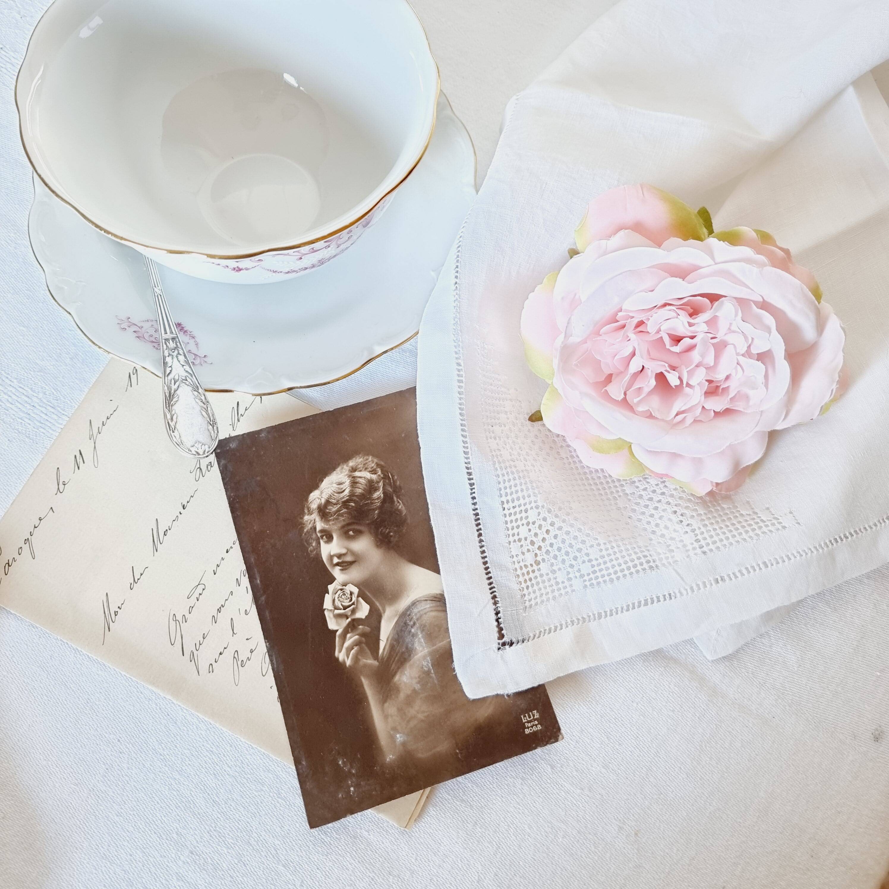 6 linen napkins with perforated lace for breakfast or lunch