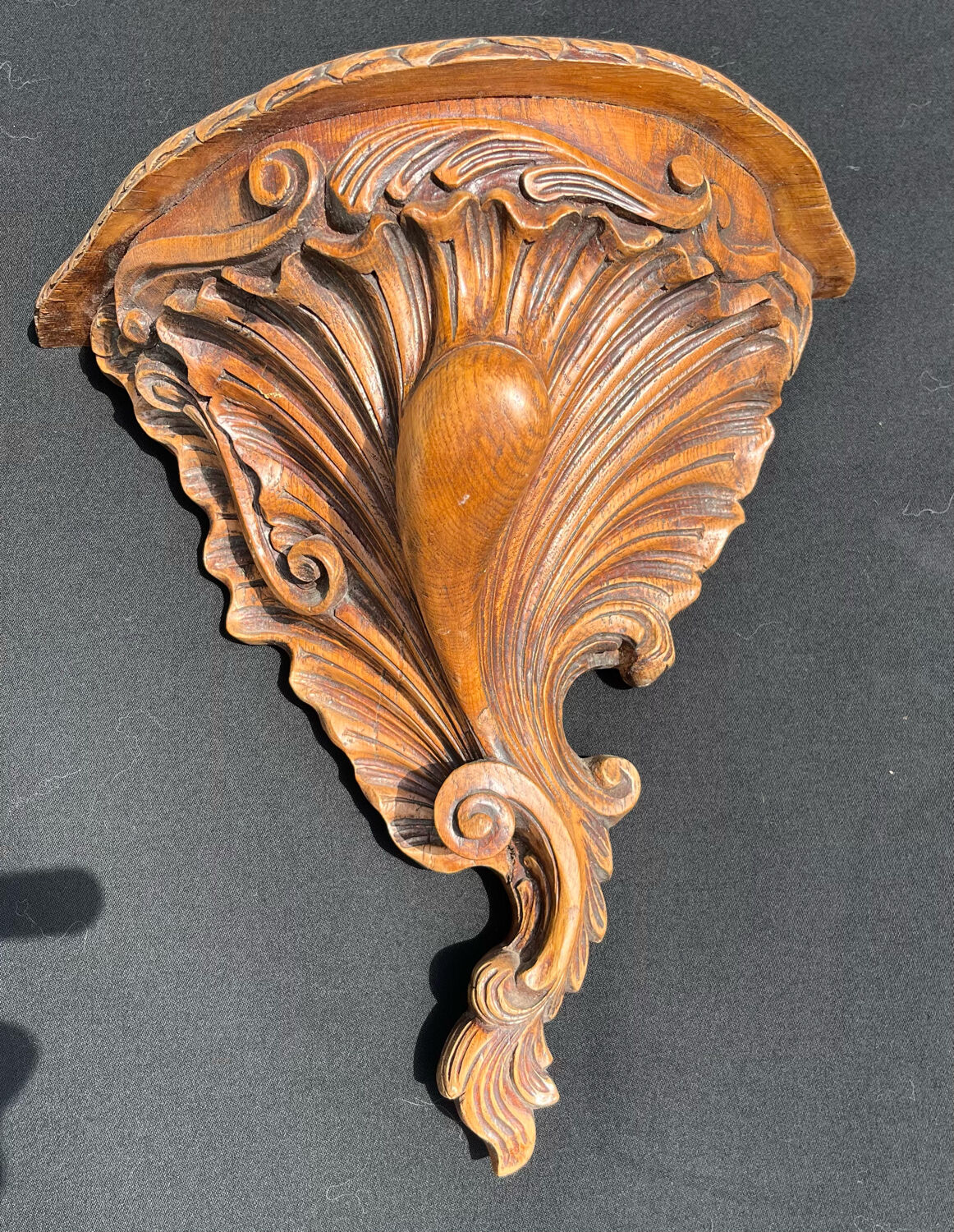 Étagère murale baroque signée