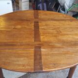 Round dining table