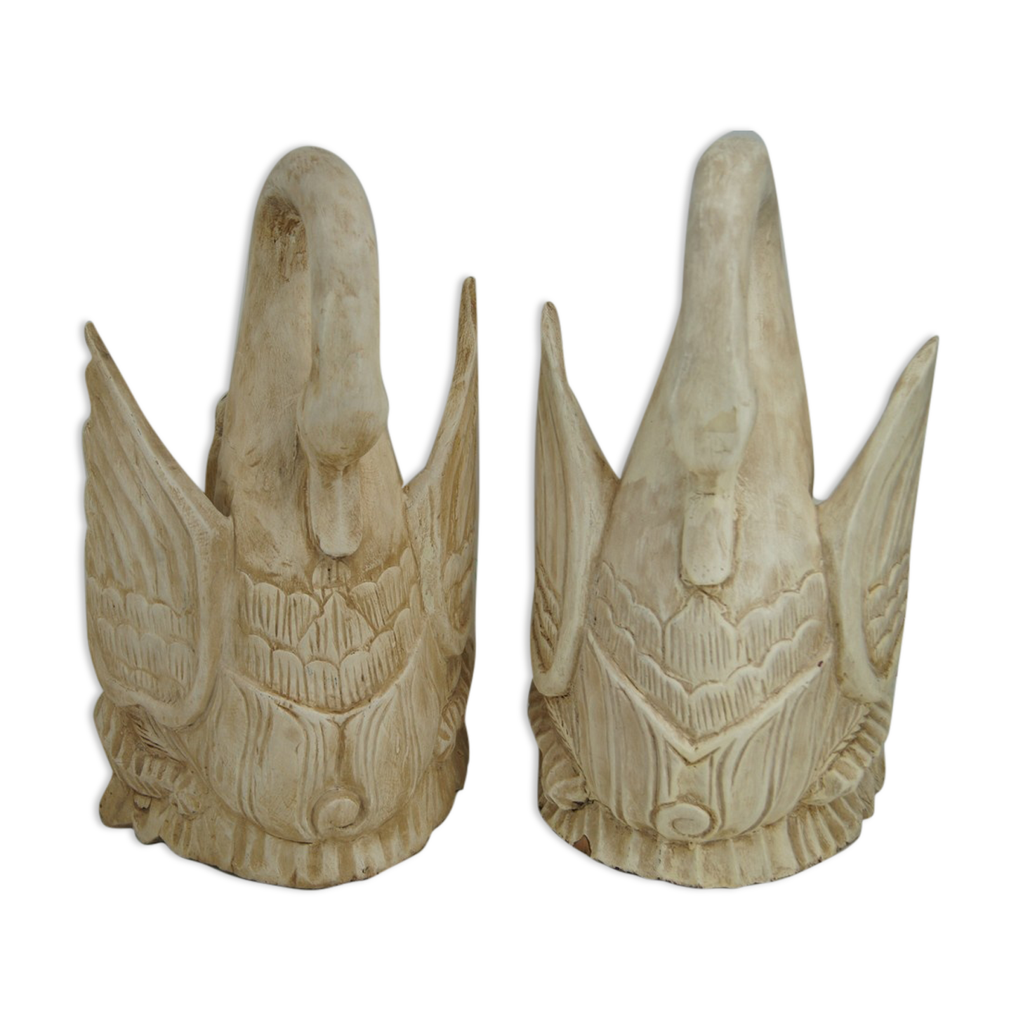 Deux ornements d'applique en bois sculpté et laqué crème,  représentant des cygnes