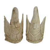 Deux ornements d'applique en bois sculpté et laqué crème,  représentant des cygnes