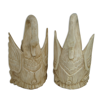 Deux ornements d'applique en bois sculpté et laqué crème,  représentant des cygnes