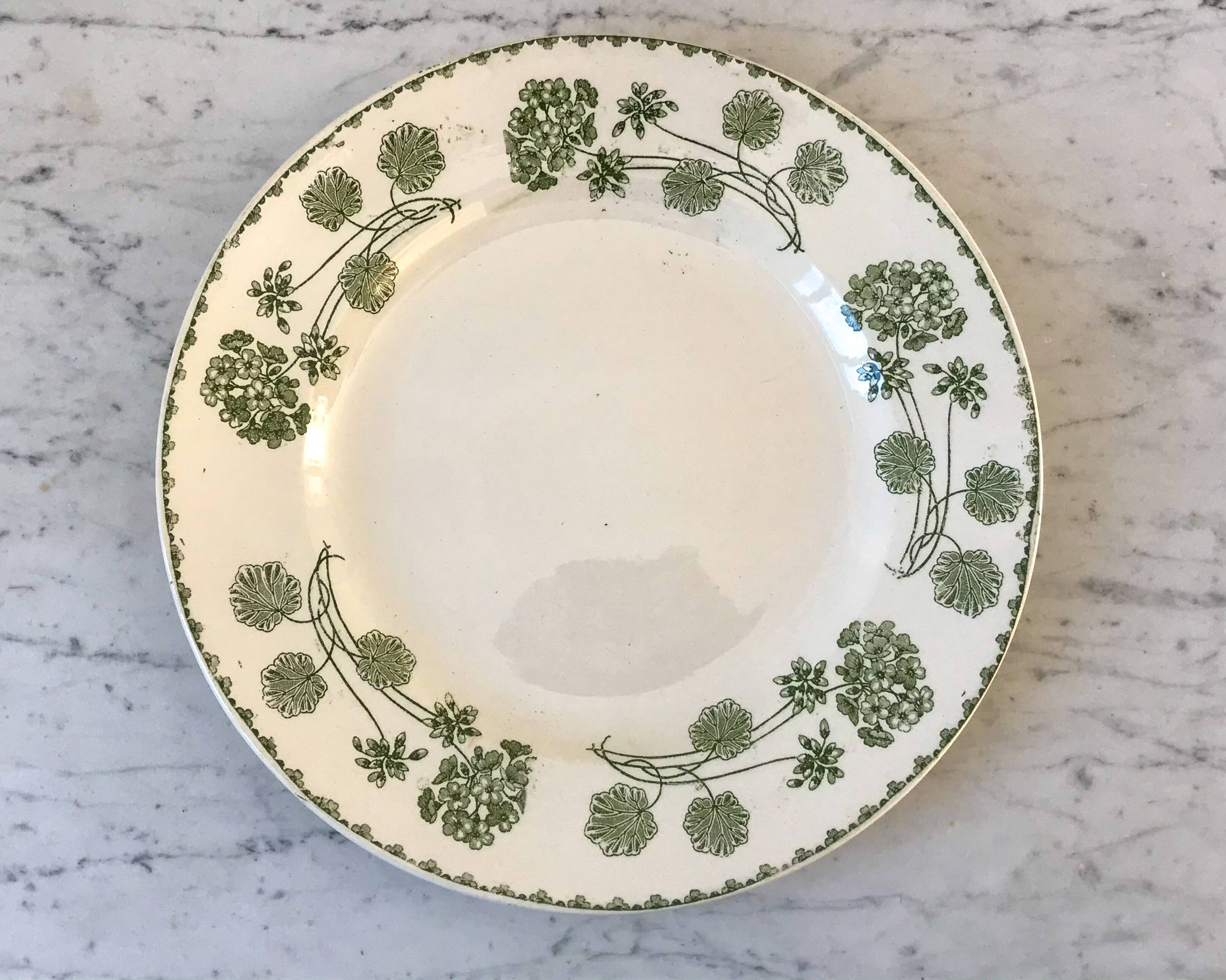 round dish in Digoin Sarreguemines iron clay model "Geranium" green late 19th century
