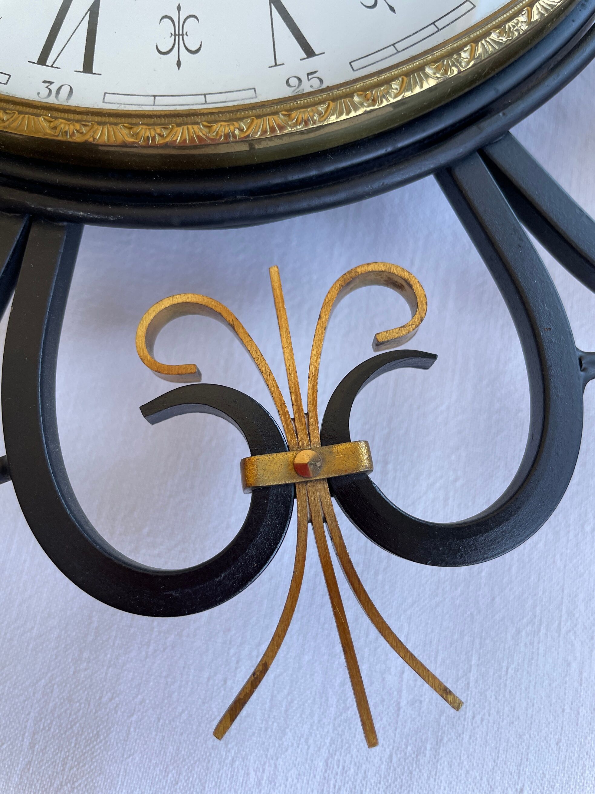 Wall clock Featured from the 60s