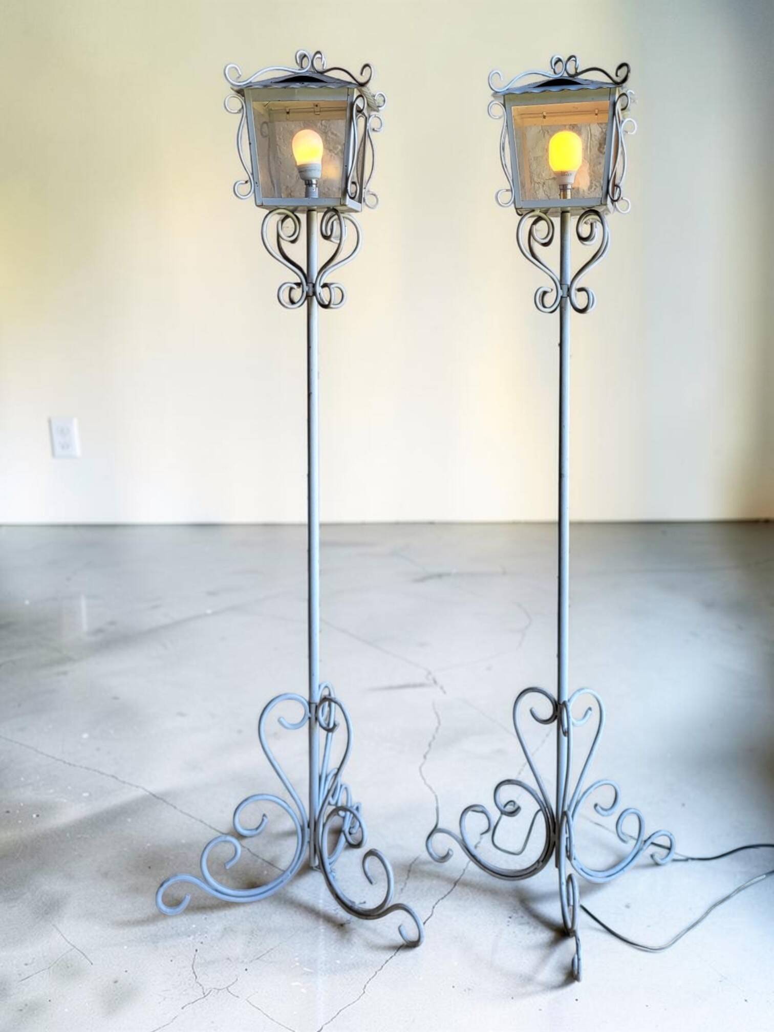 Wrought iron floor lamp (*2)