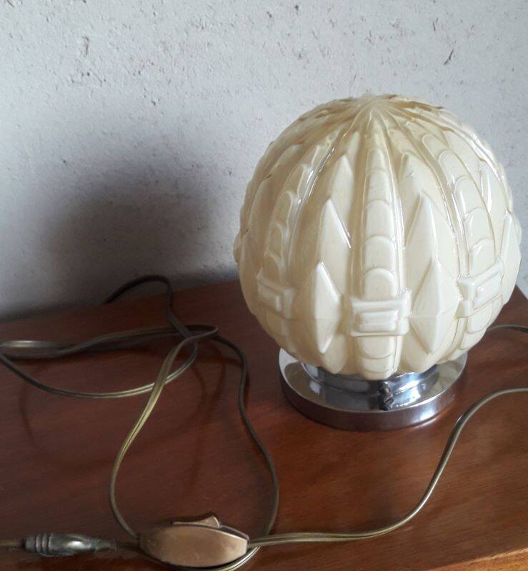 Authentic 20th-century Art Deco globe lamp in coloured glass.