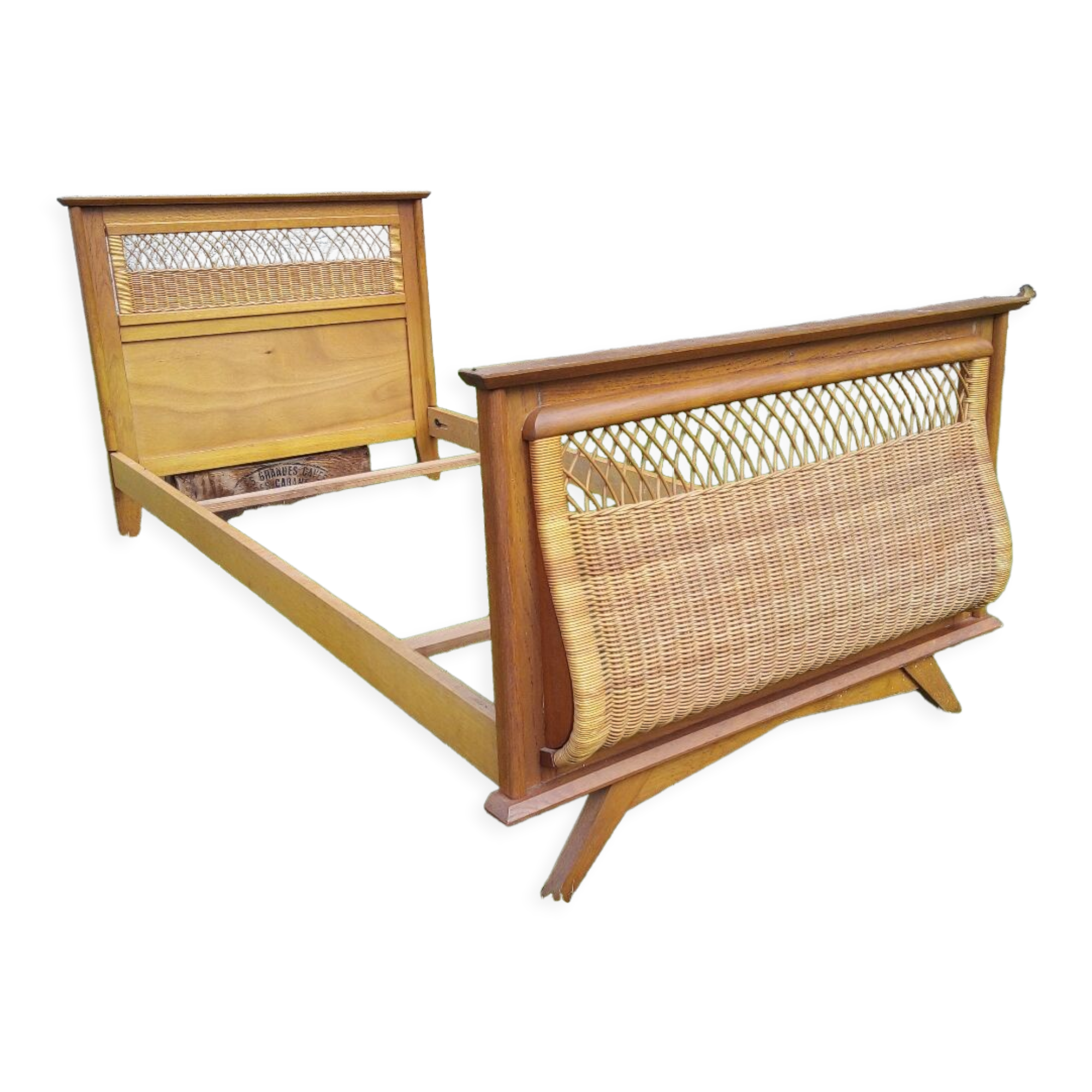 Bed 1 place wood and rattan