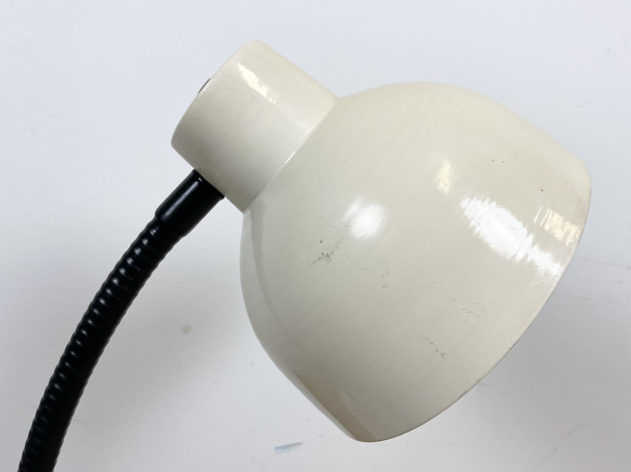 Beige industrial gooseneck table lamp, 1960s