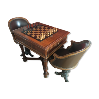 Table à jeux à mécanisme fin XIXième et paire de fauteuils bateaux cuir piétements en bronze