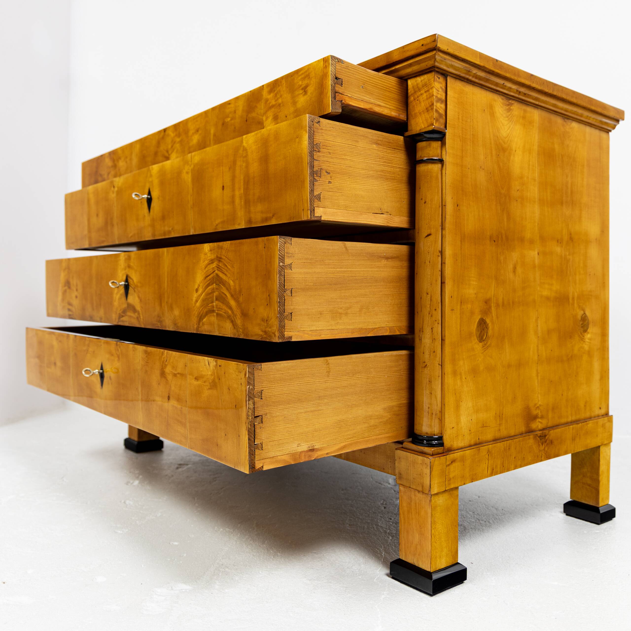 Biedermeier commode in birch veneer 1820-1830