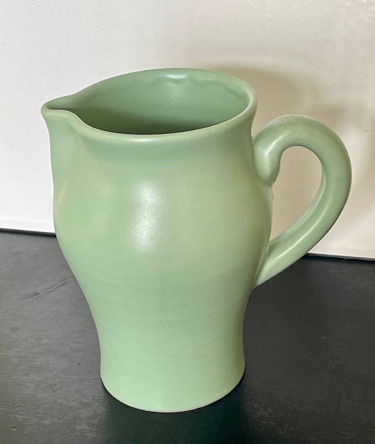 Pichet vert en céramique André Baud Vallauris
