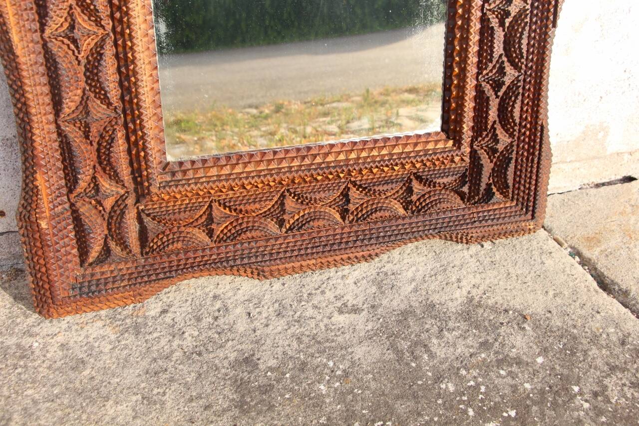 Tramp Art mirror from the 19th century in hand-carved wood.