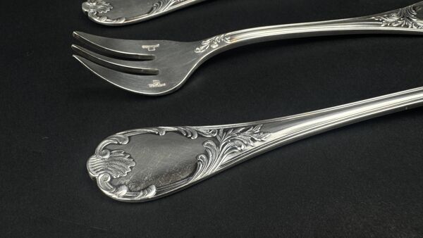 Lot de 12 fourchettes à huîtres Christofle modèle Marly – neuves sous blister, boîte d’origine scellée