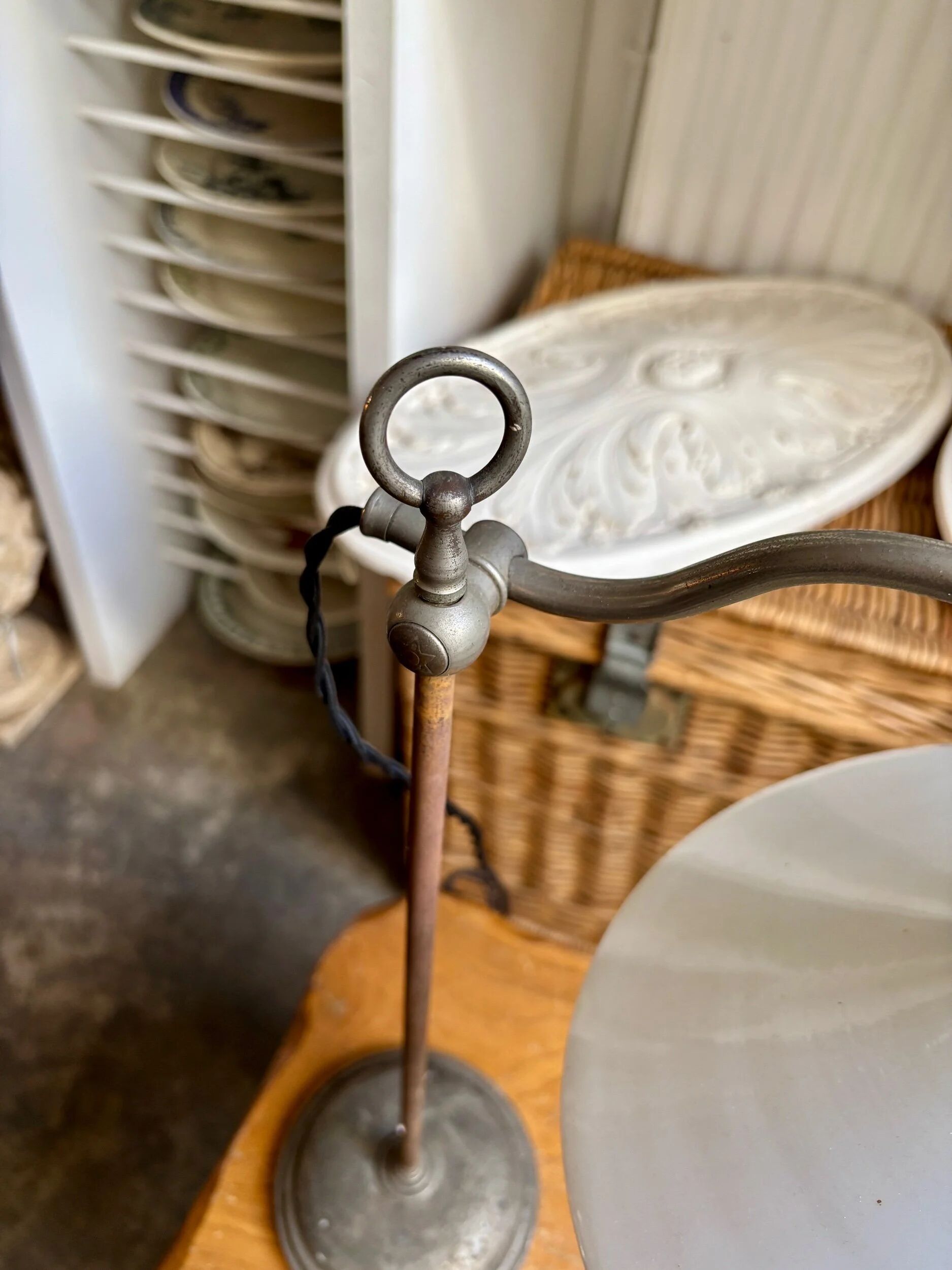 Lampe col de cygne en métal et opaline blanche