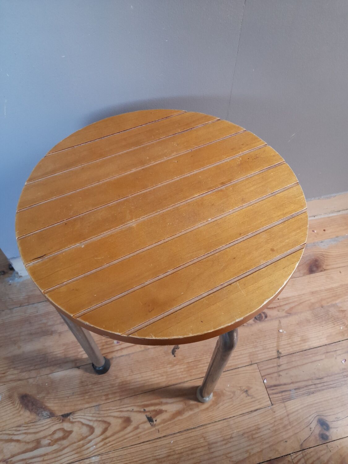 Tabouret 4 pieds tubulaire  assise bois strié, vintage