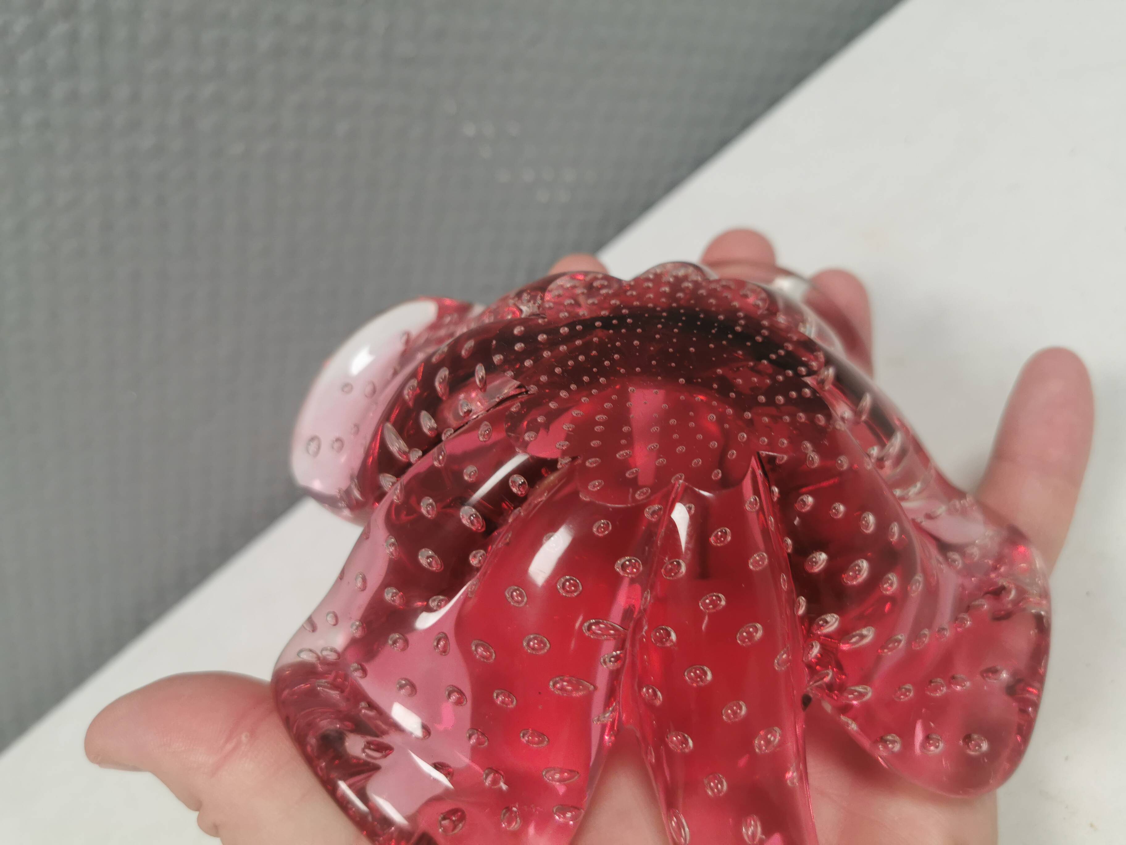 Stylish Murano glass bowl/ashtray in pink, shaped like a four-leaf clover.