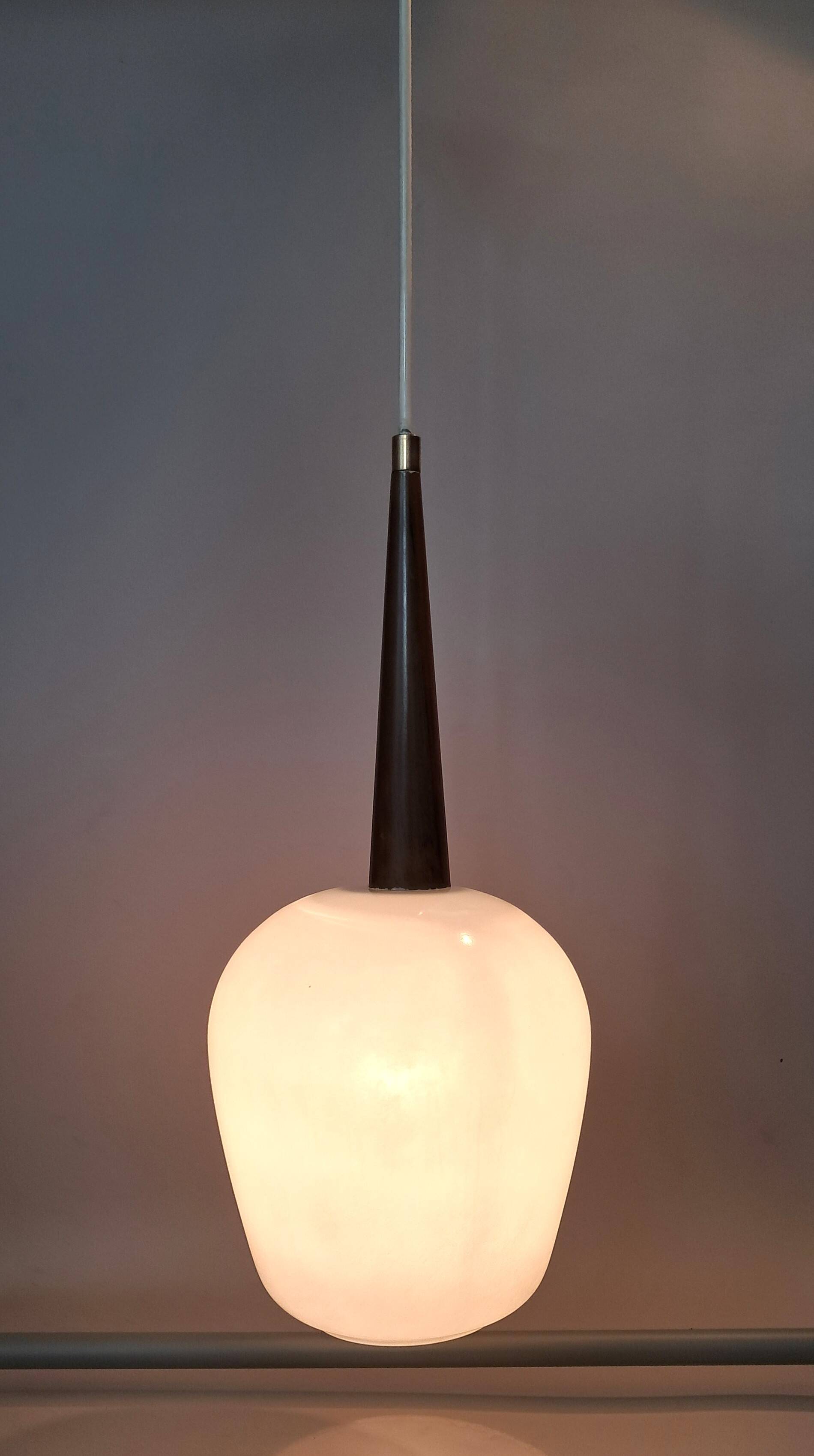 Suspension Louis Kalff  teck et opaline blanche 1950/1960.