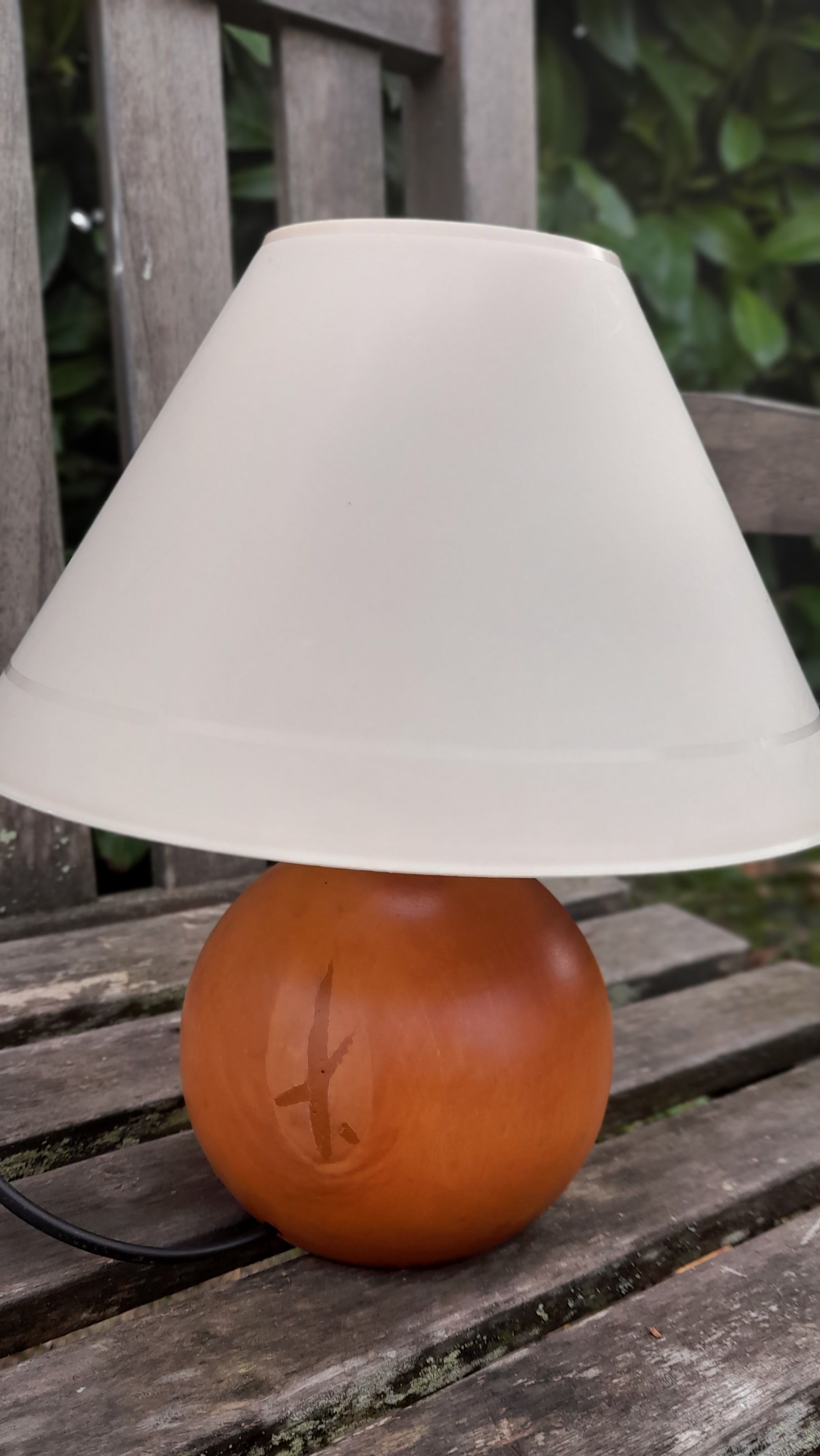 Bedside lamp foot ball blond wood, vintage plastic lampshade