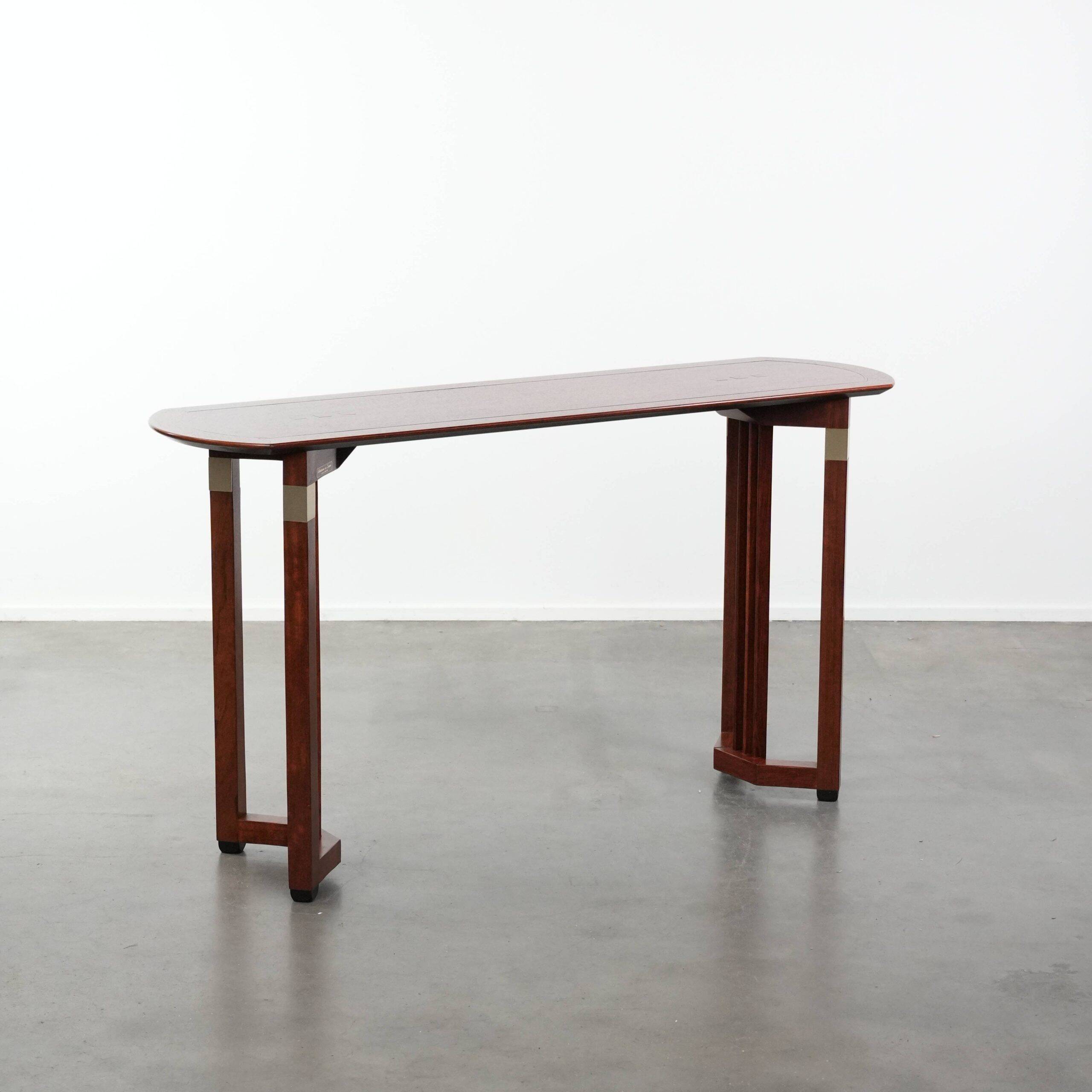 Beautiful Art Deco design side table in good condition