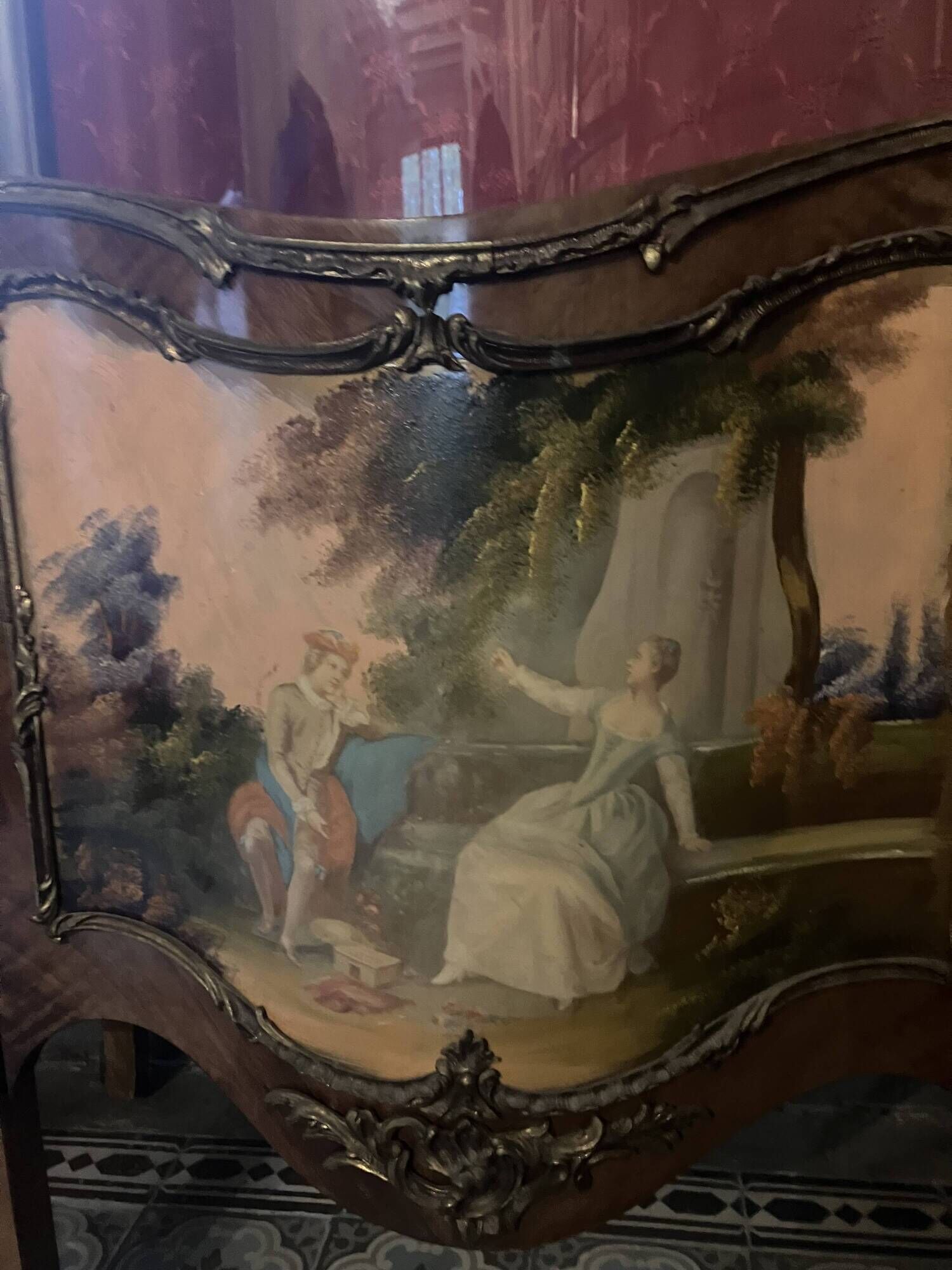 Display cabinet in Louis XV style from the late 19th century in painted wood.