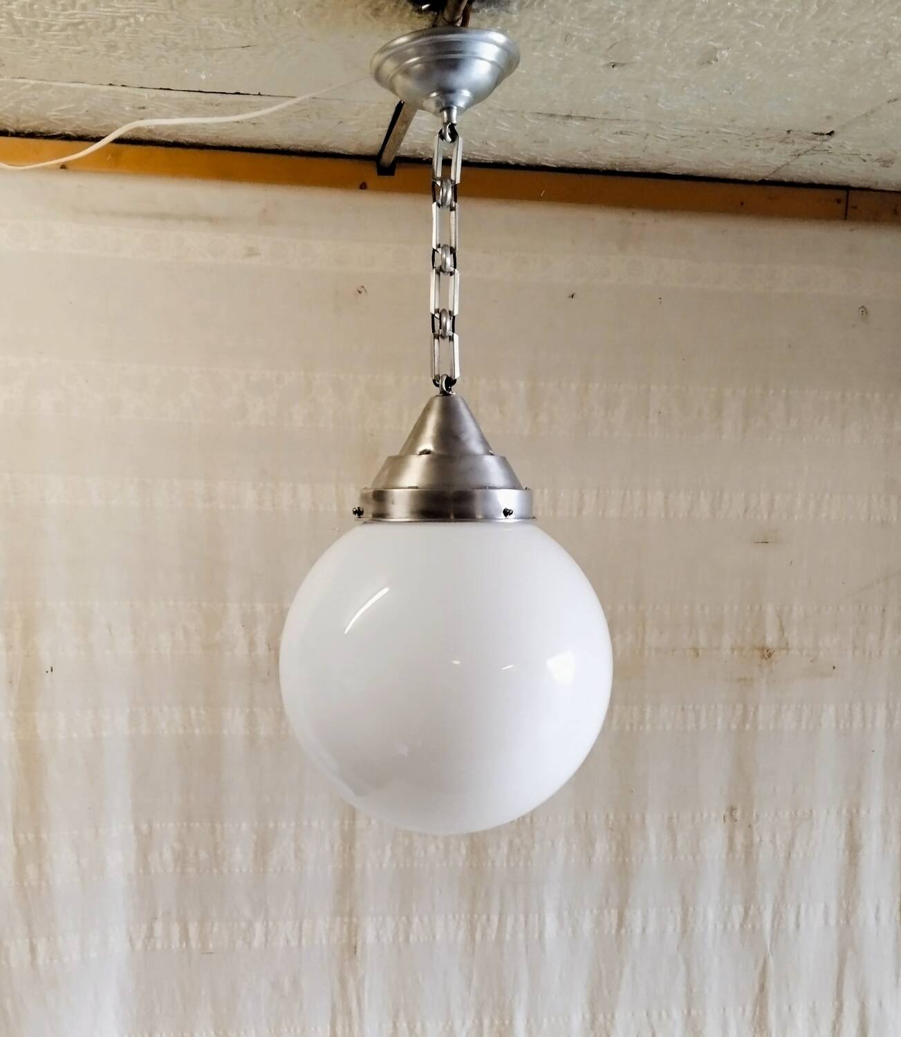 Suspension industrielle globe opaline XXL - années 40/50