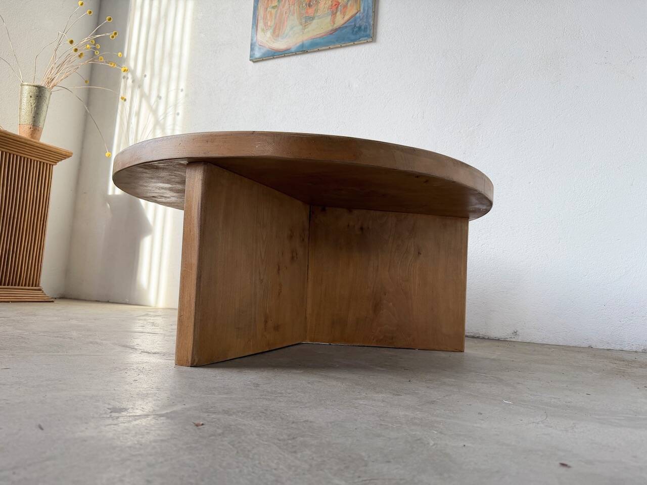 Round modernist coffee table, elm, 1950s.