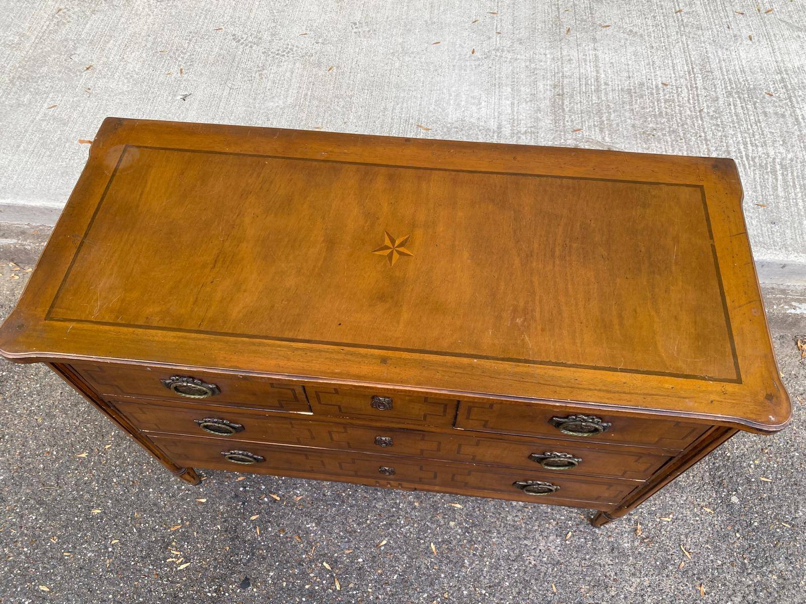 Commode Louis XVI en marqueterie et placage d'amarante/merisier 1950