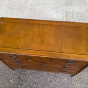 Commode Louis XVI en marqueterie et placage d'amarante/merisier 1950