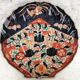Plat en porcelaine imari du japon en forme de coquille saint-jacques bleu, rouge et turquoise