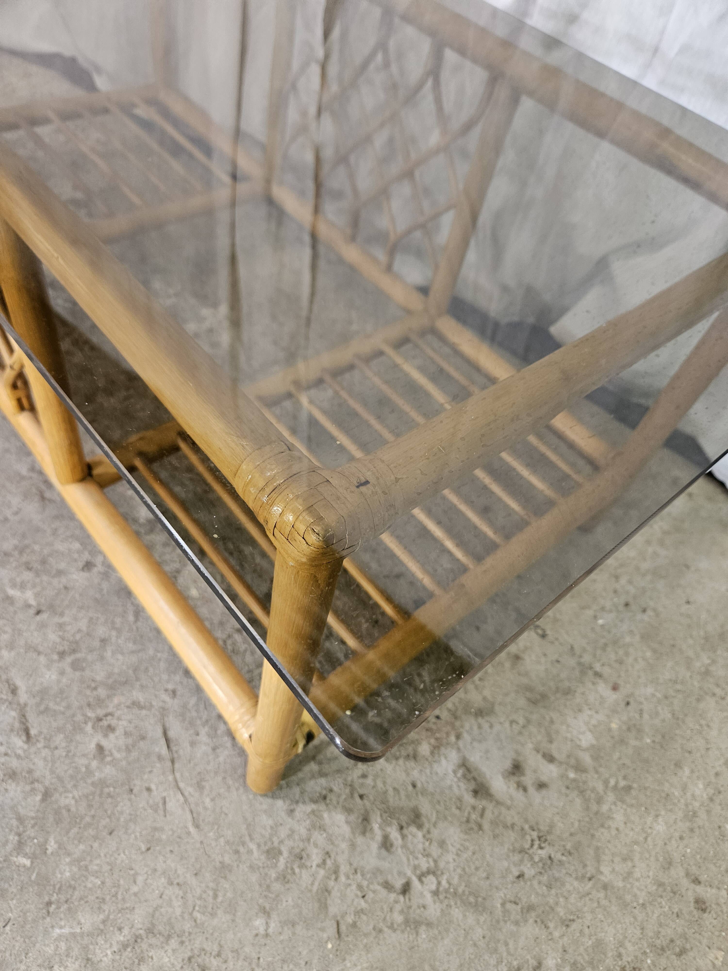 Table basse en rotin dessus verre fumé 1970