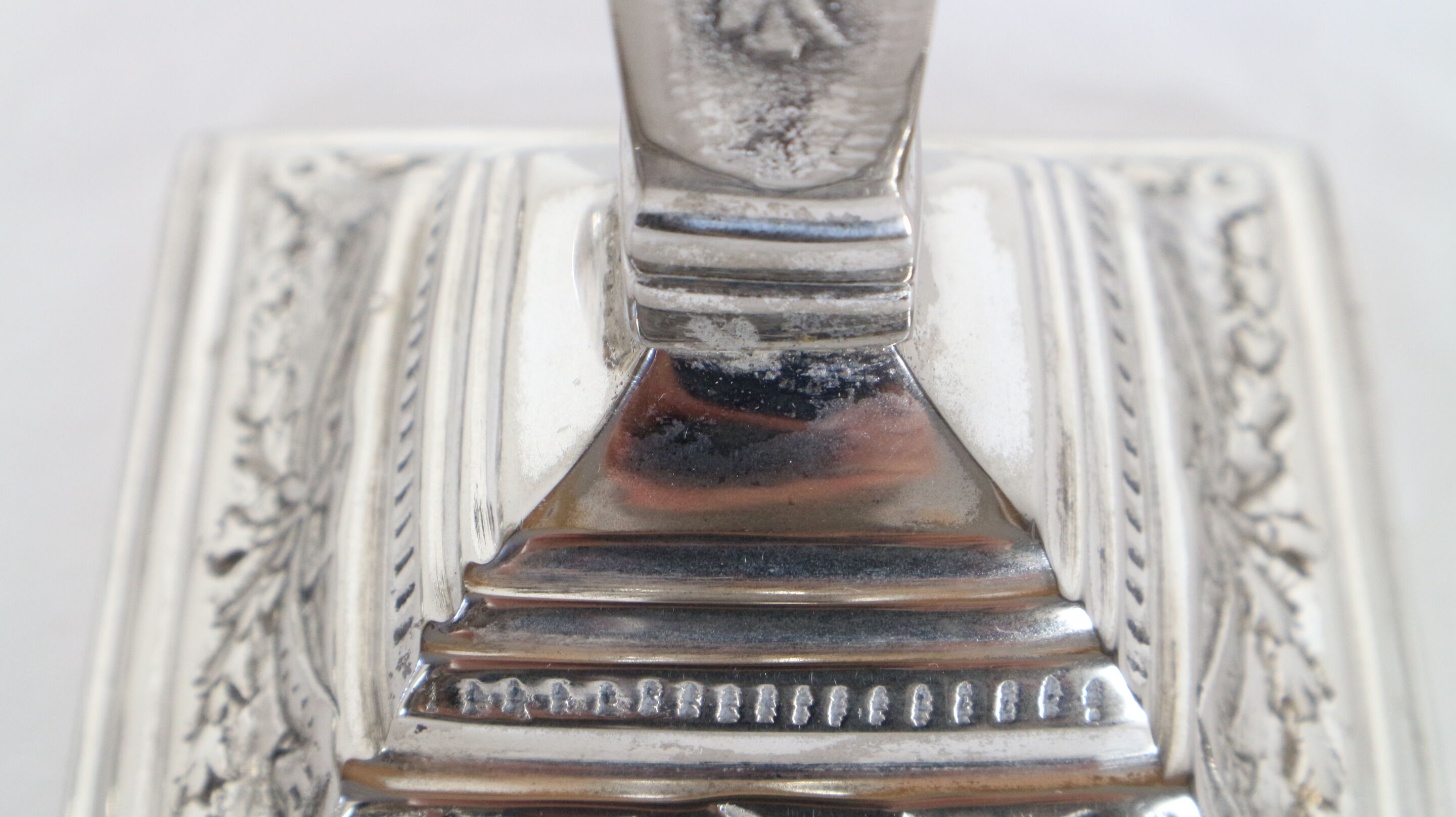 Paire de chandeliers plaqués argentés avec décor gravé vintage