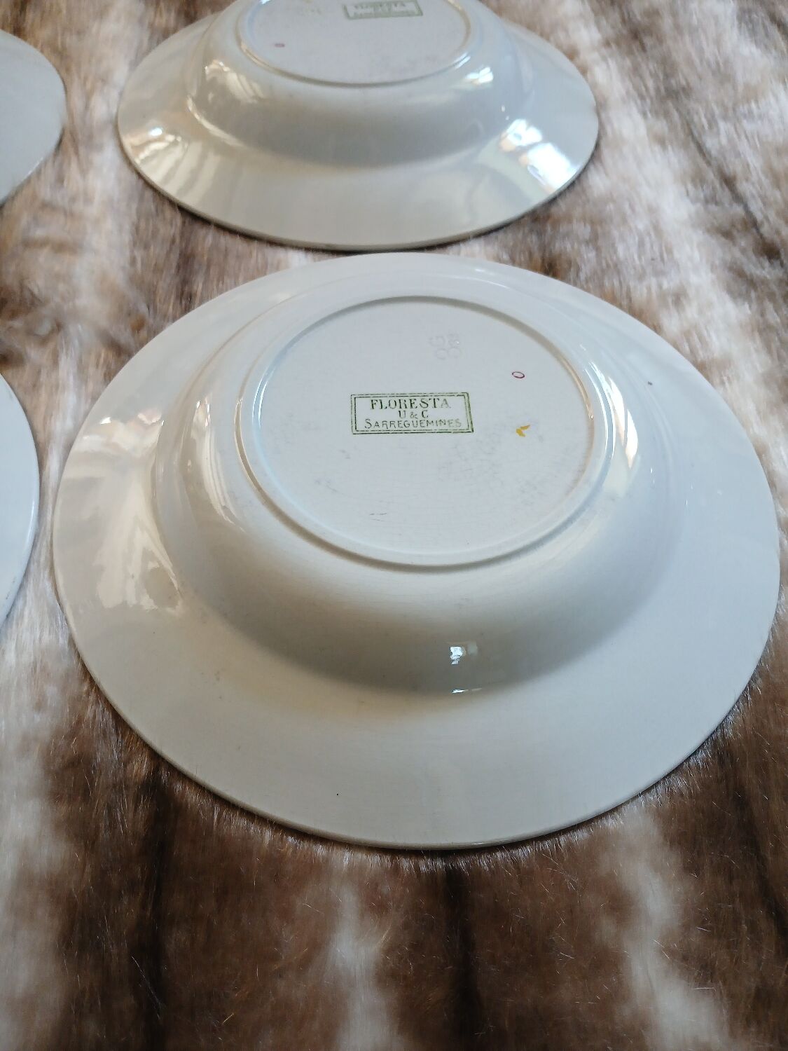 23 assiettes + plat anciens U&C Sarreguemines