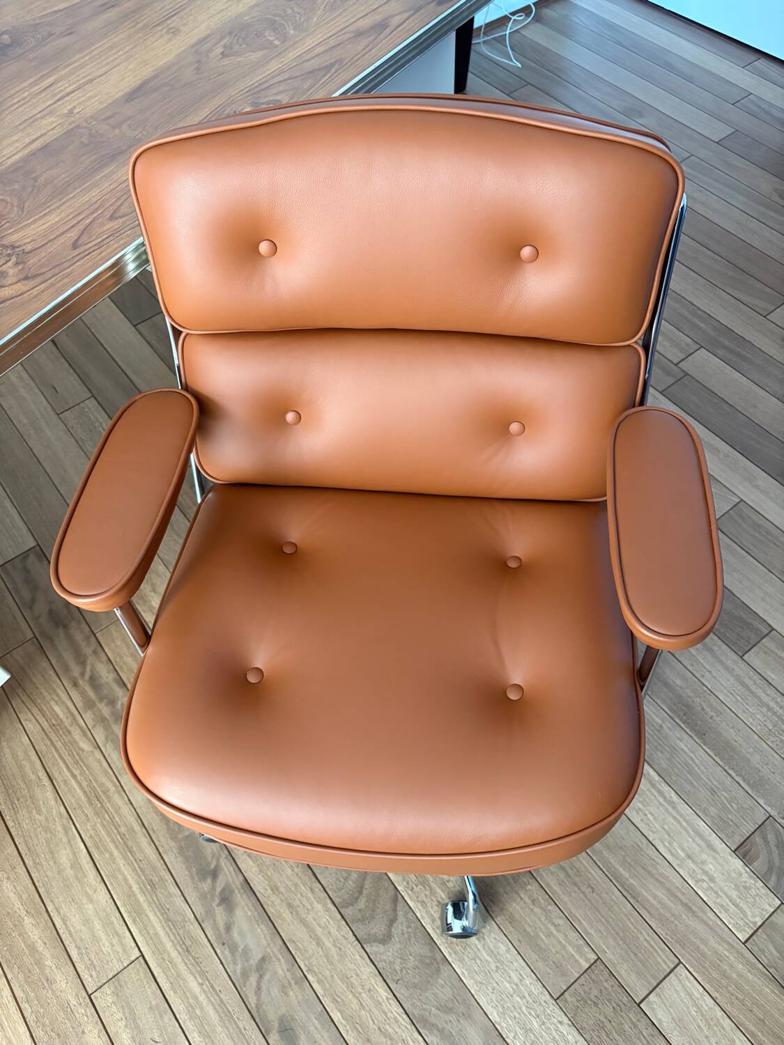 Fauteuil de bureau en cuir Lobby chair ES104 Eames Vitra