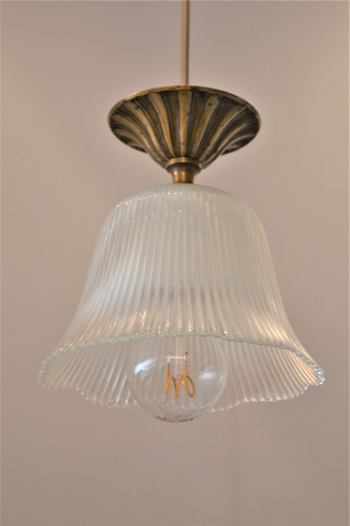 Suspension in striated glass and gilded metal