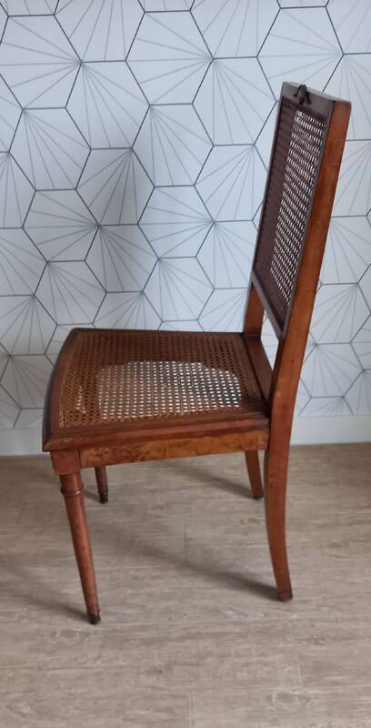 Chaise cannée art déco avec ornements en bronze.