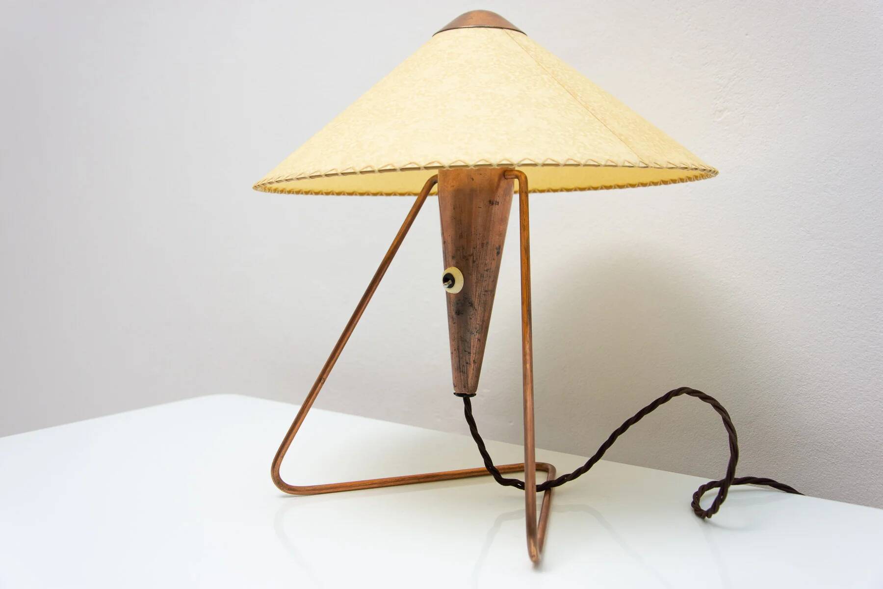 Lampe de table trépied tchèque des années 50 par Helena Frantová.