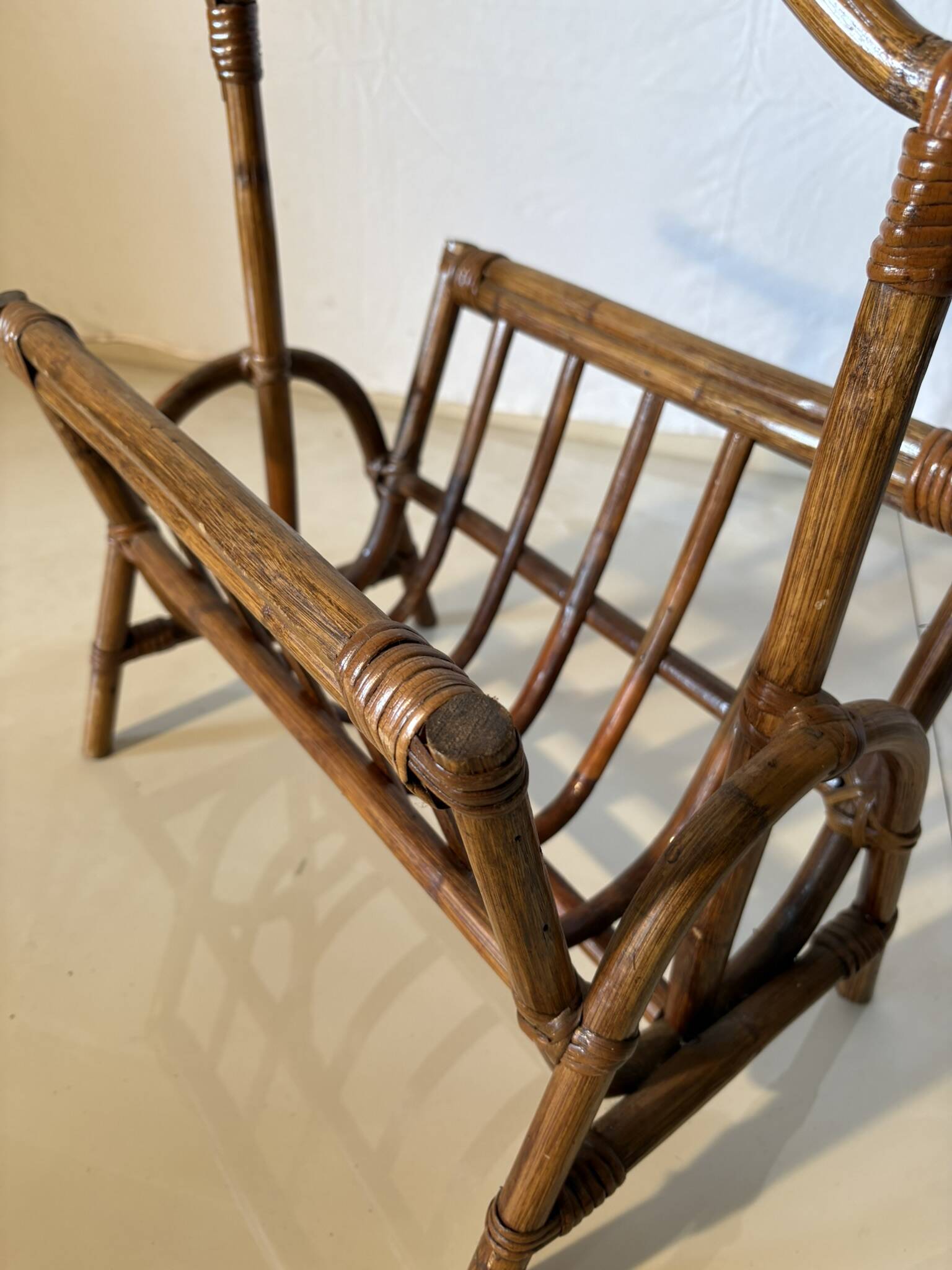 Vintage rattan magazine rack – natural curves and bohemian spirit