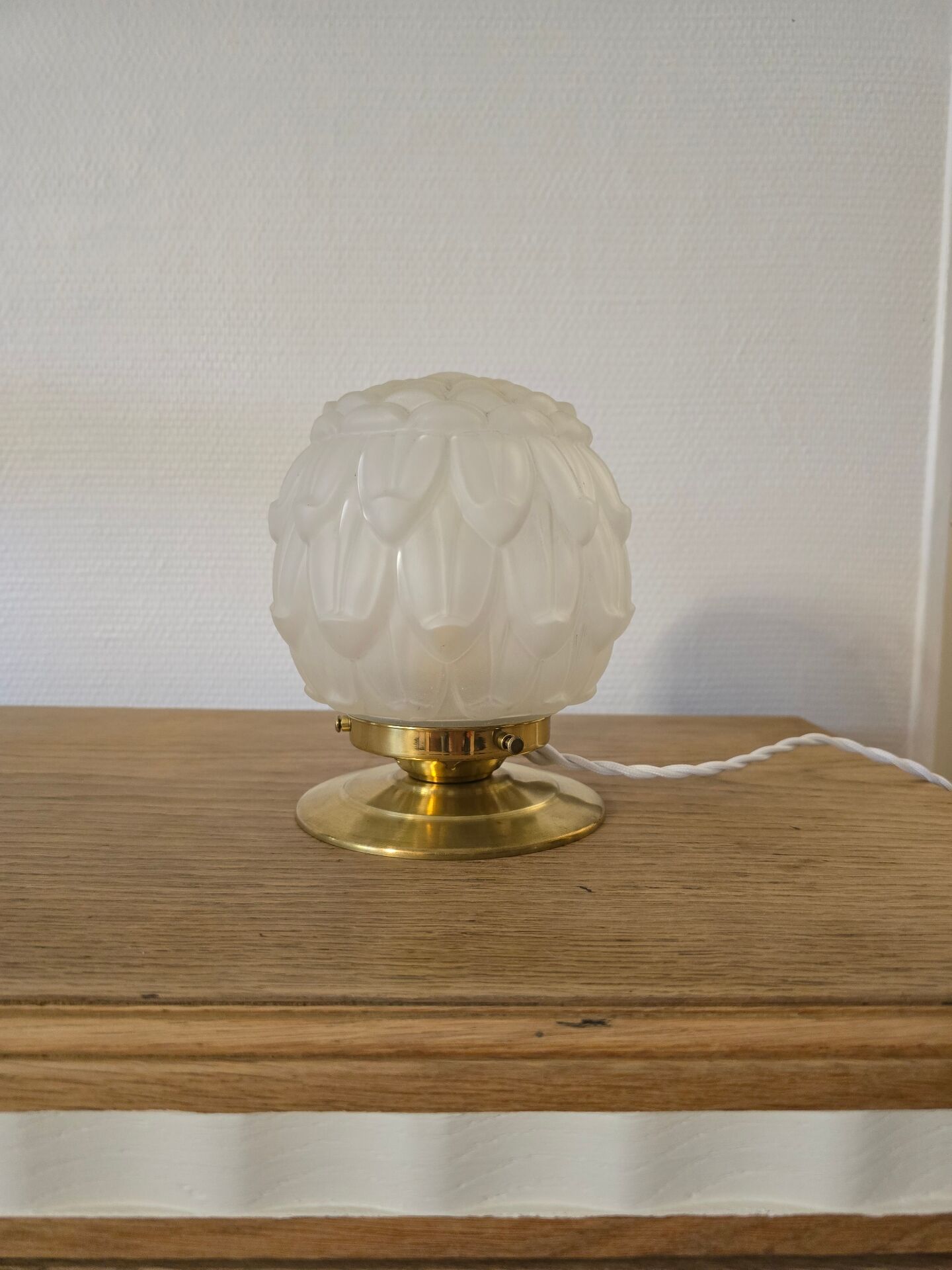 Vintage Art Deco table lamp with its artichoke globe.