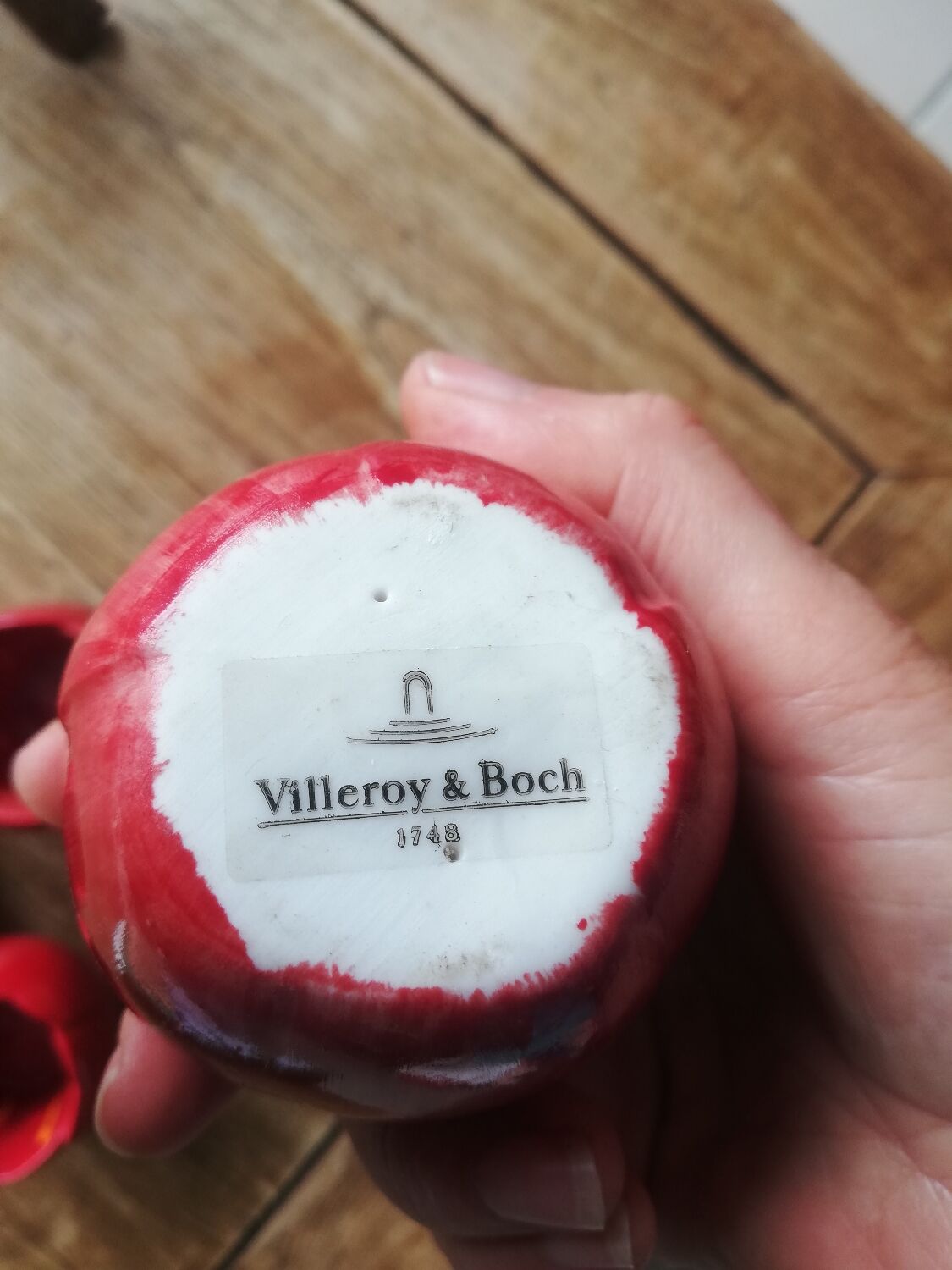 Set of 4 red tulip bowls by Villeroy & Boch.