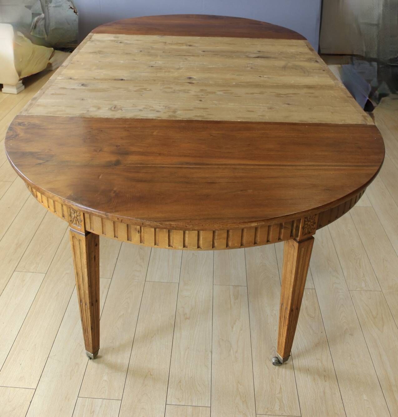Louis XVI belt table with extensions in walnut, 19th century.