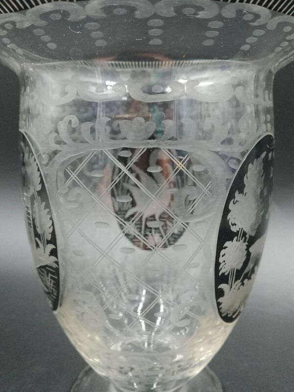 Vase de Bohême début XXème en cristal gravé avec motifs de château cerf oiseau