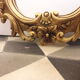 Miroir 47cm x 33cm style baroque forme ovale au cadre résine doré motif floral végétal