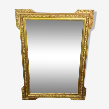 Ancien miroir ornementé en bois doré