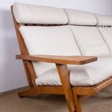 Large Danish Sofa in solid oak and fabric, model GE375 by Hans Wegner for Getama 1960.