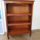 Beau bibus en merisier - 3 niveaux -Tablettes ajustables -Style Louis XV