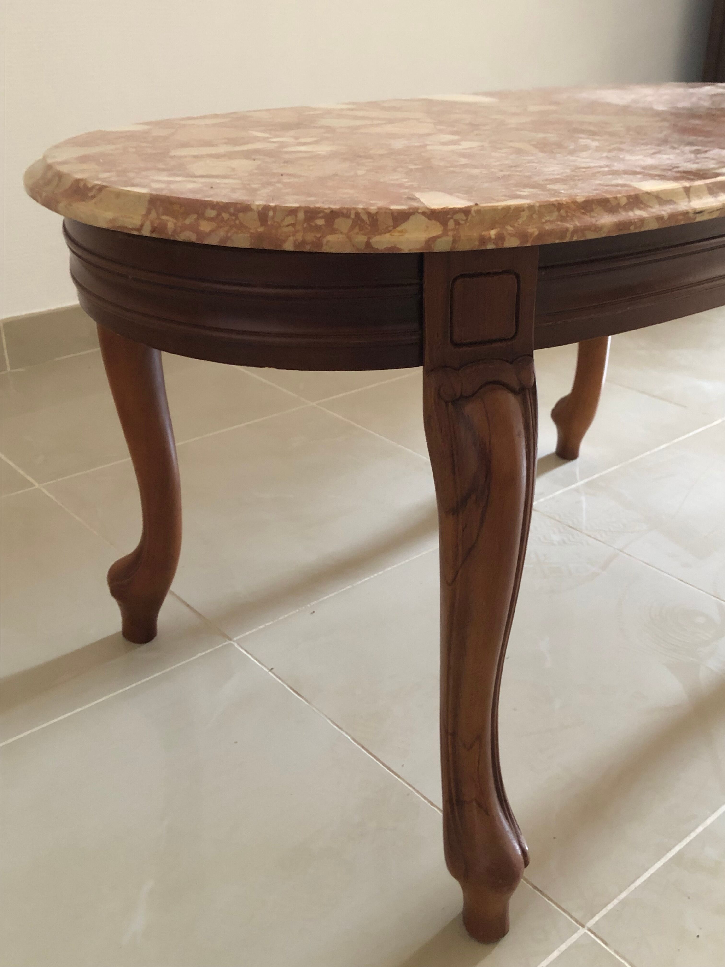 Table basse avec plateau en marbre