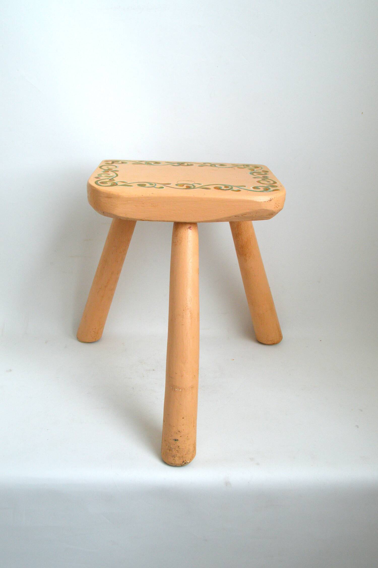 Tripod milking stool