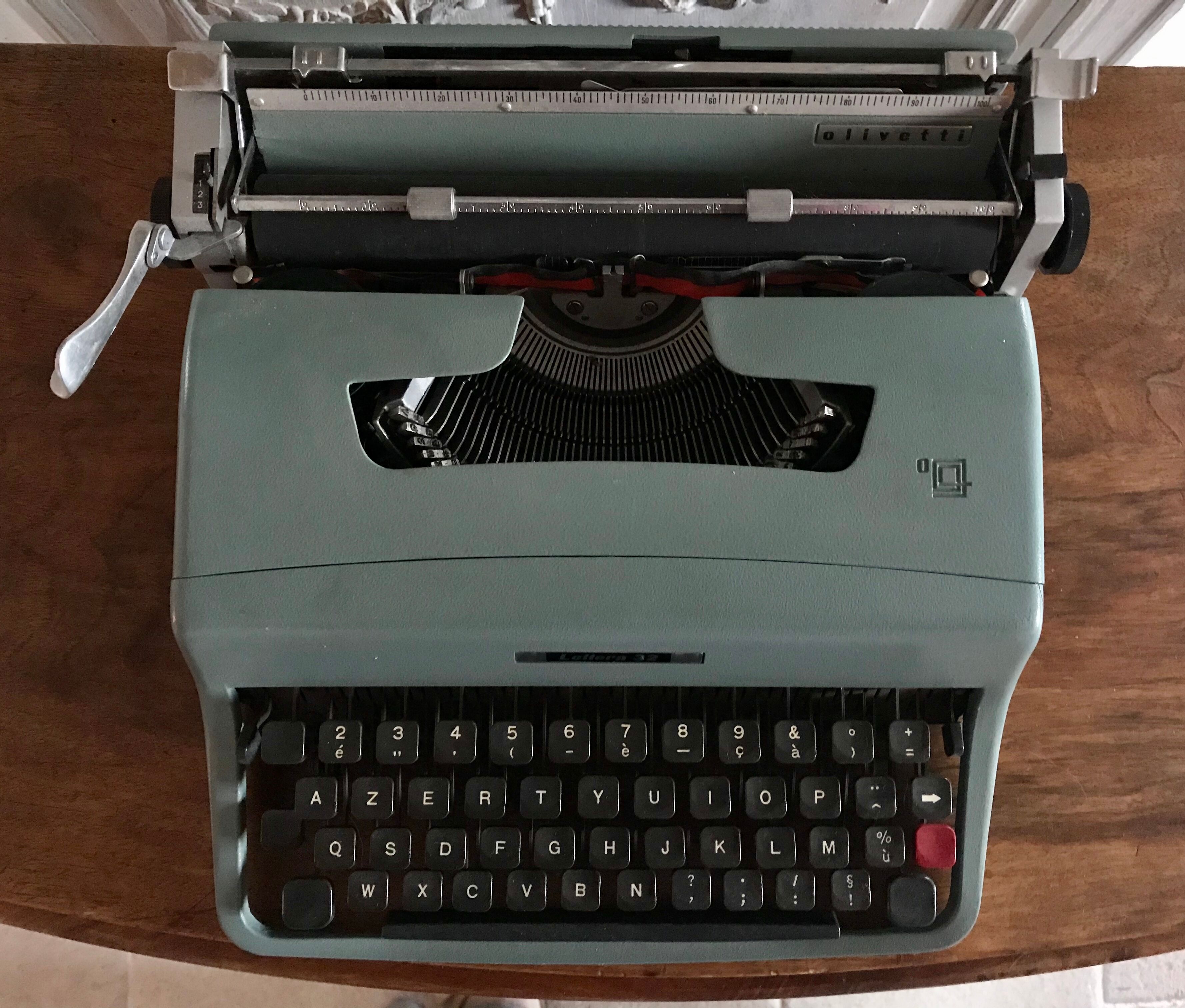 Olivetti lettera 32 typewriter