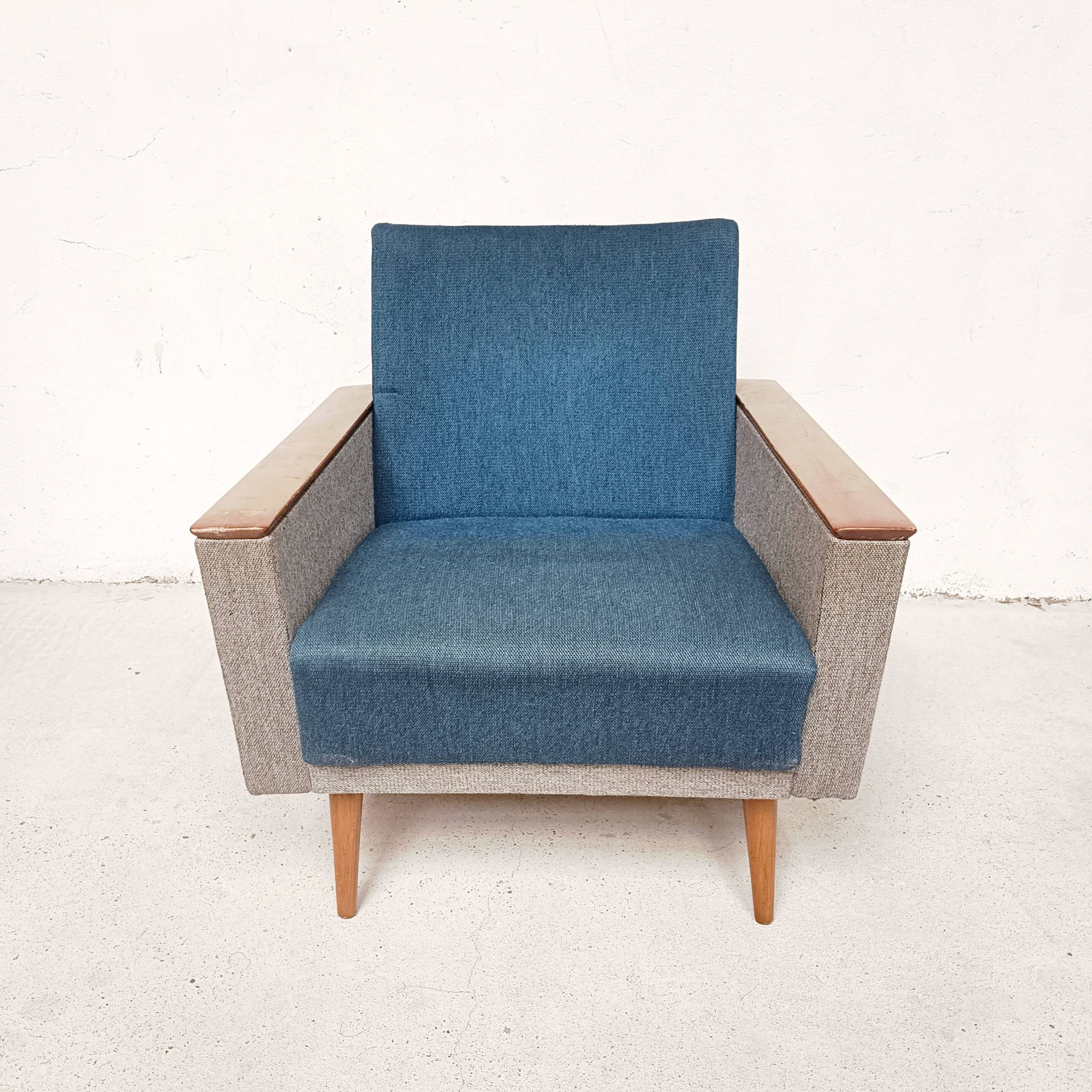 Paire de fauteuils bicolores, 1960